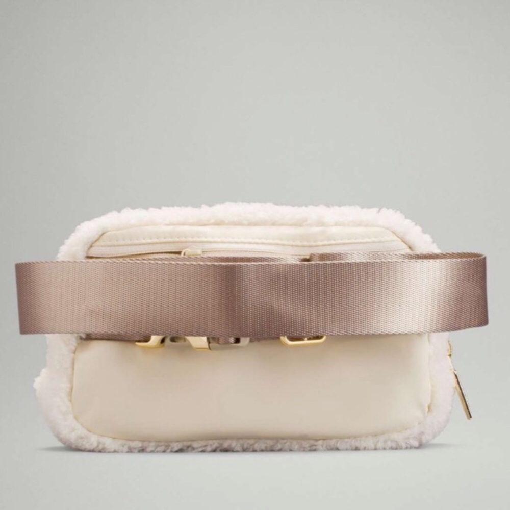 NWT LULULEMON Everywhere Fleece Belt Bag - Picture 2 of 7